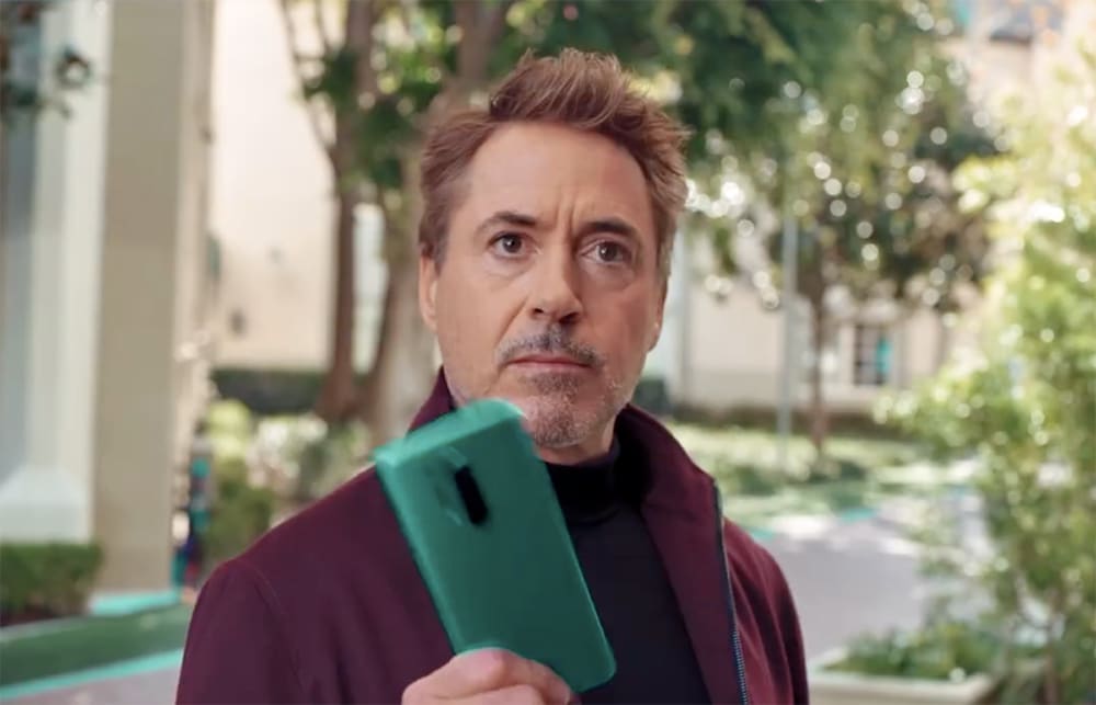 Robert Downey Jr. no comercial de lançamento da linha OnePlus 8