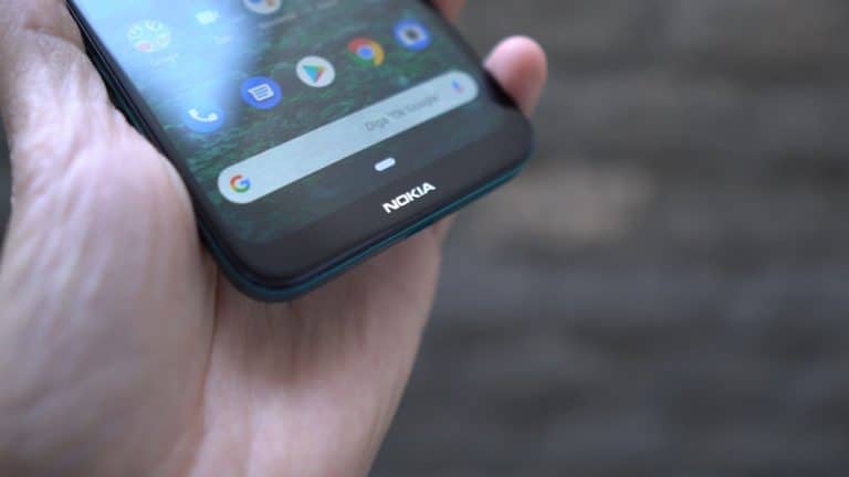 celular nokia na mão