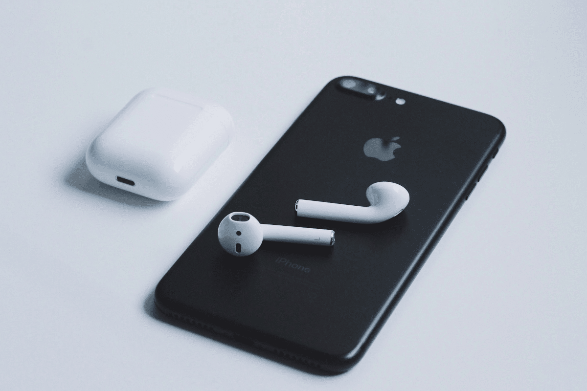 Imagem do novo AirPods com sensor de gestos