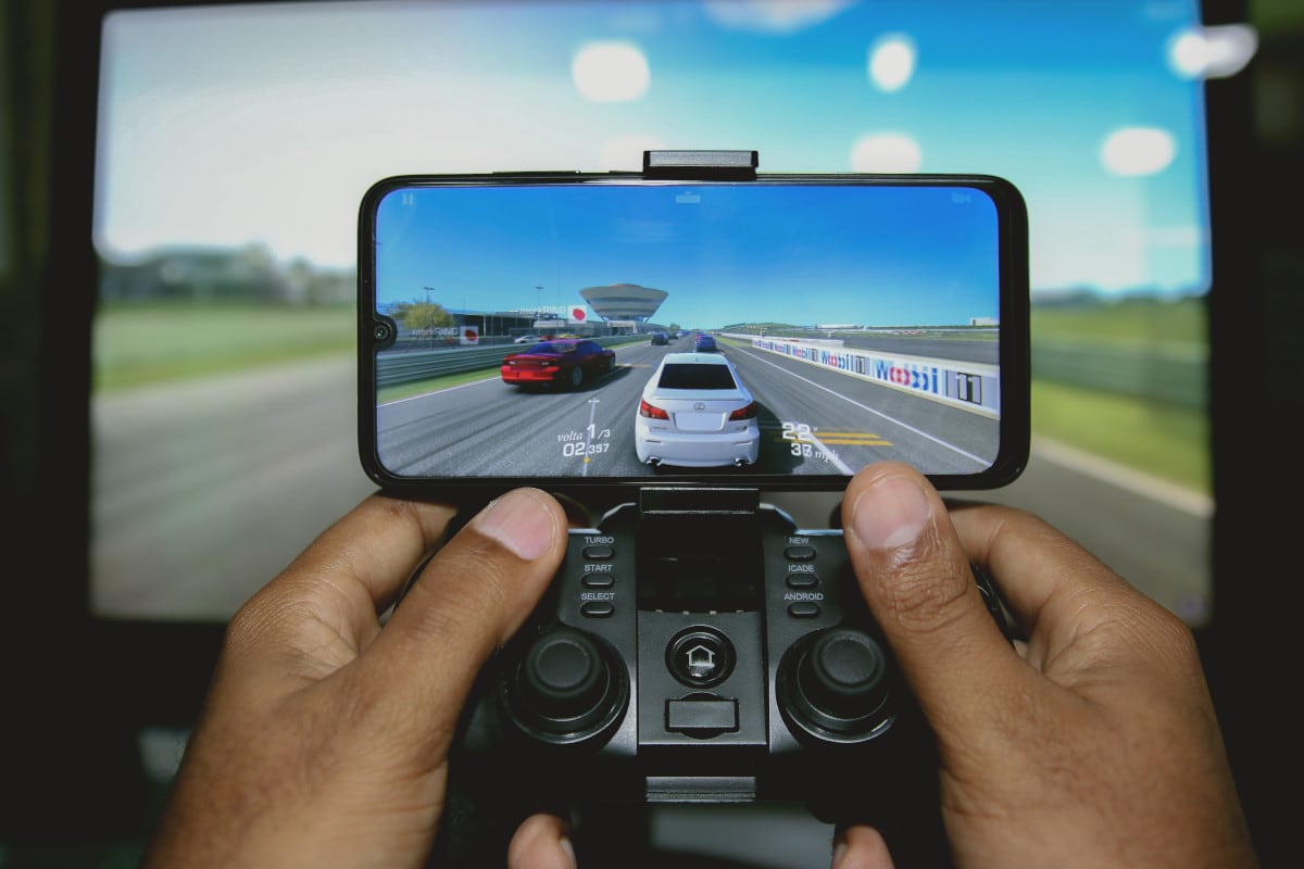 Homem jogando game com controle touch na xcloud