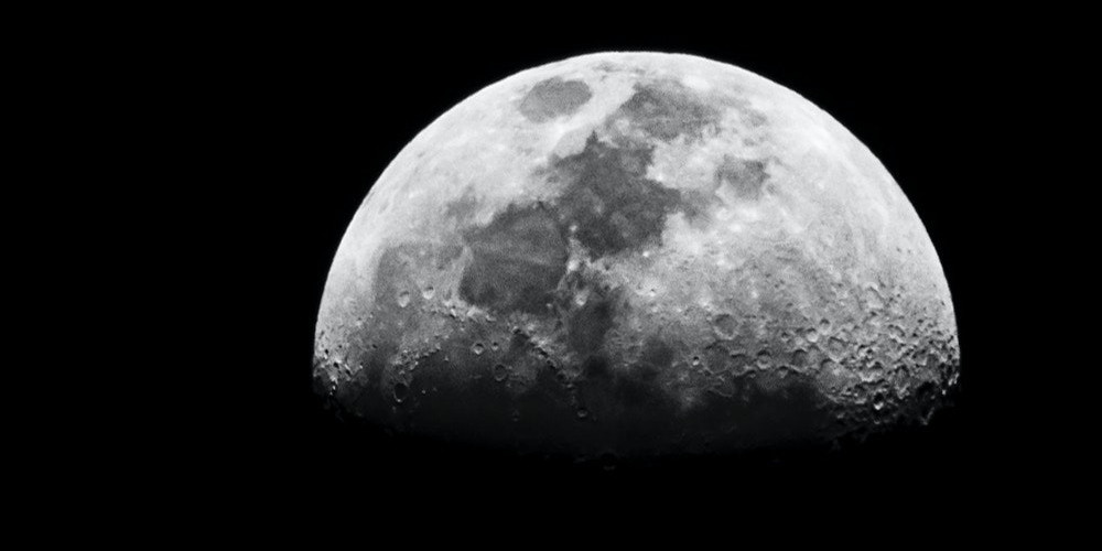 Nolia leva celular à Lua