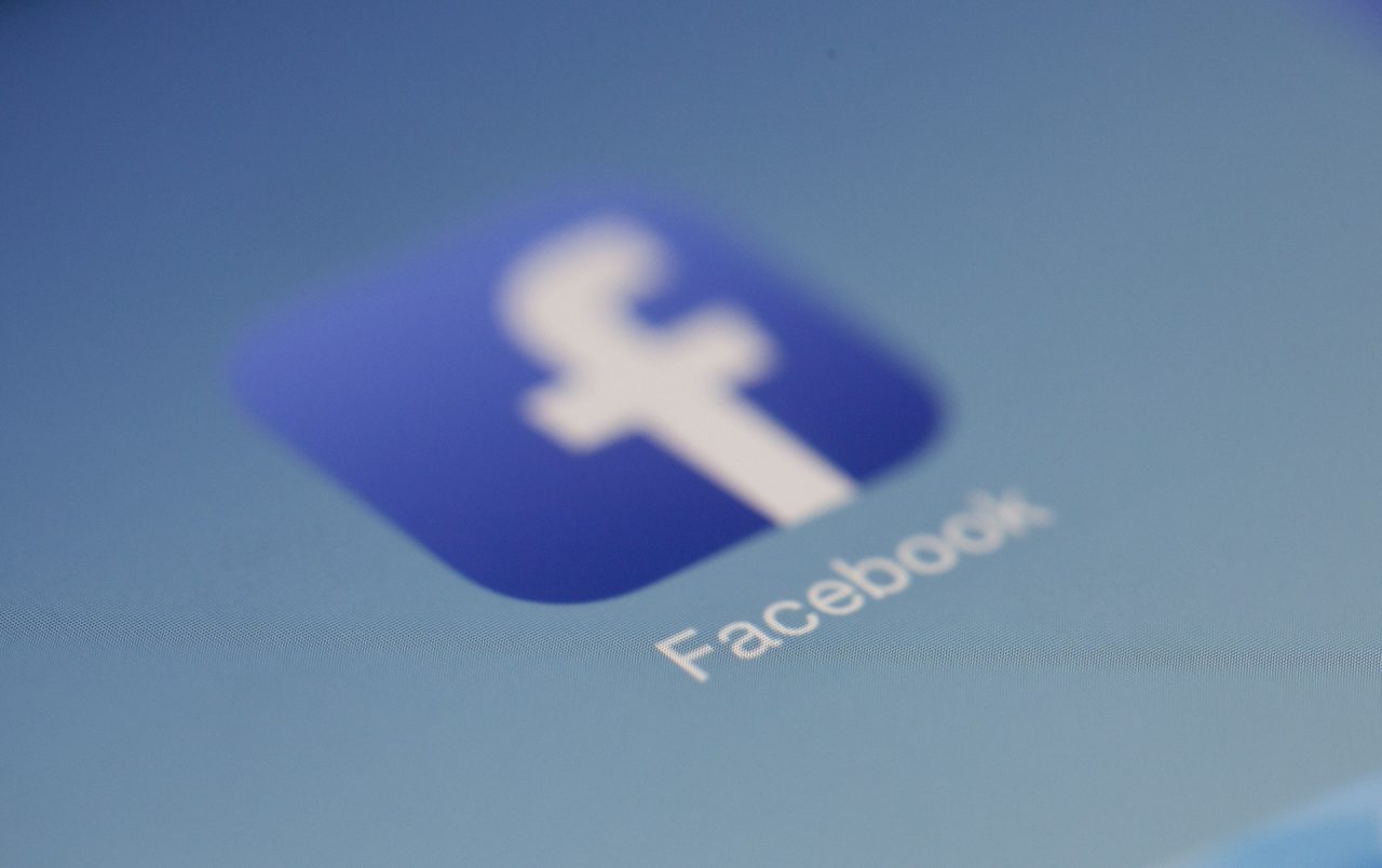 Facebook opta por derrubar contas associadas a fake news