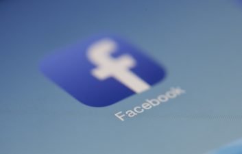 Facebook derruba contas à beira das eleições americanas