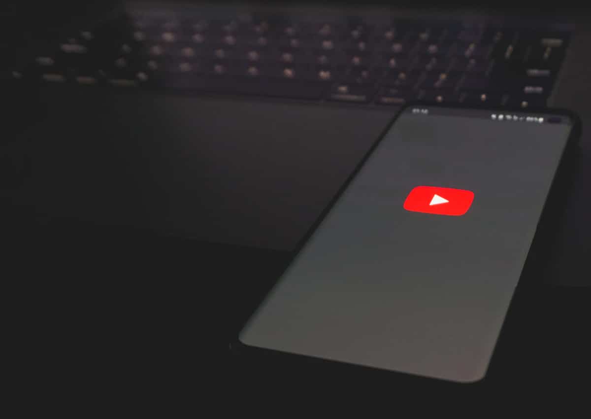 Celular Android no aplicativo do Youtube (Foto de Azamat E no Unsplash)