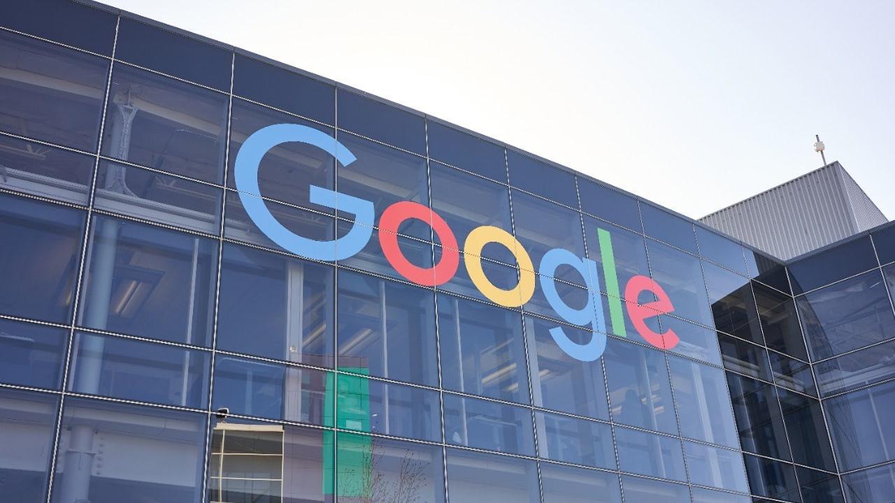 google é acusada de pagar outras companhias para que privilegiem seu sistema, violando legislação antitruste.