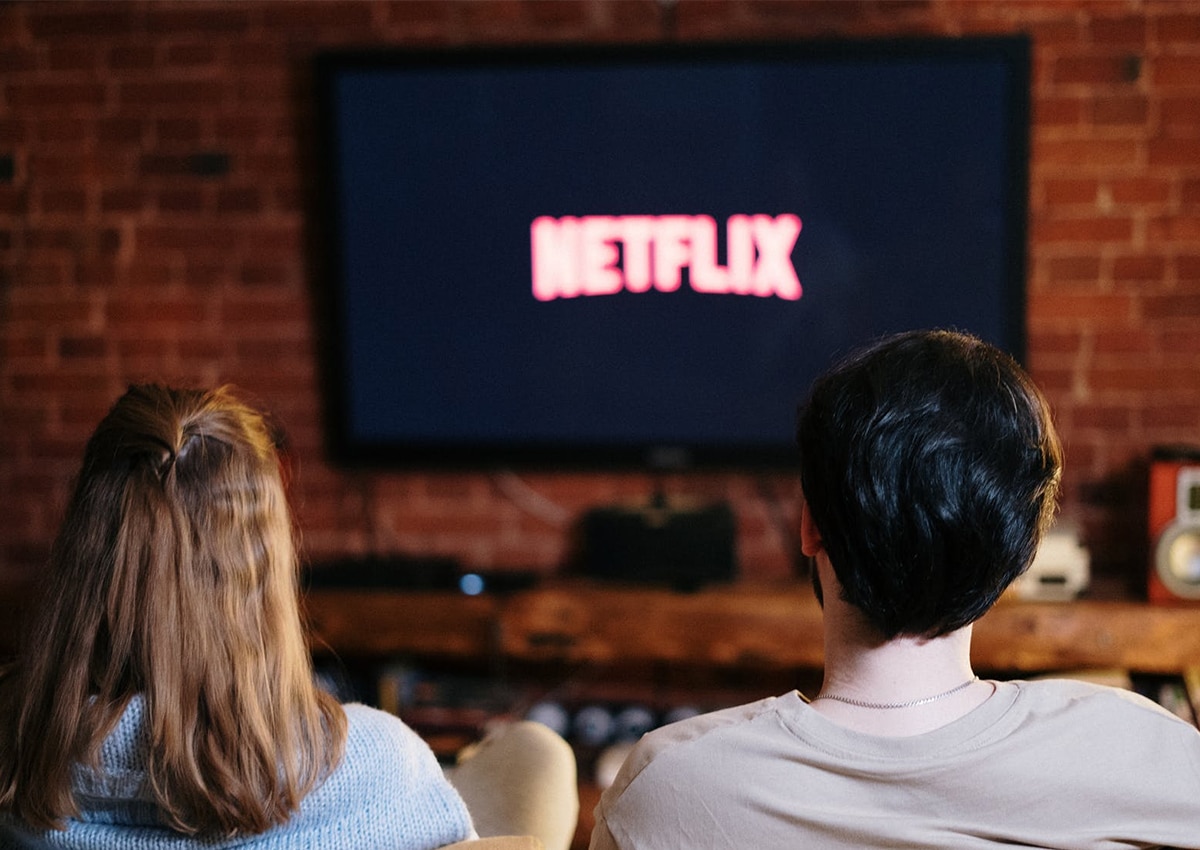Casal assistindo Netflix