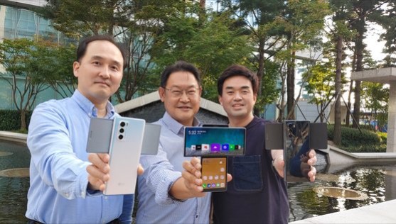 Três homens da equipe de desenvolvedores da LG segurando o smartphone LG - Crédito (Divulgação LG) Wing - 
