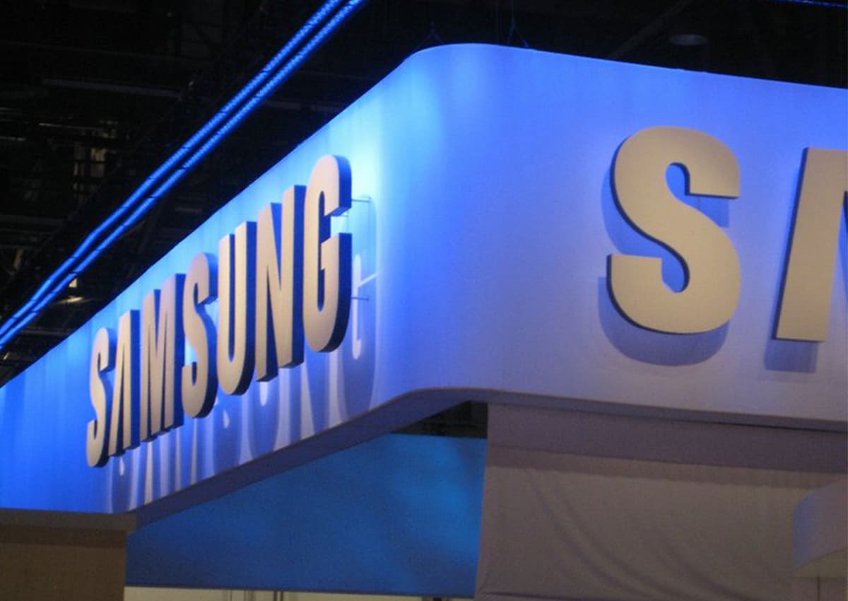 Logo da Samsung em uma fachada de loja.
