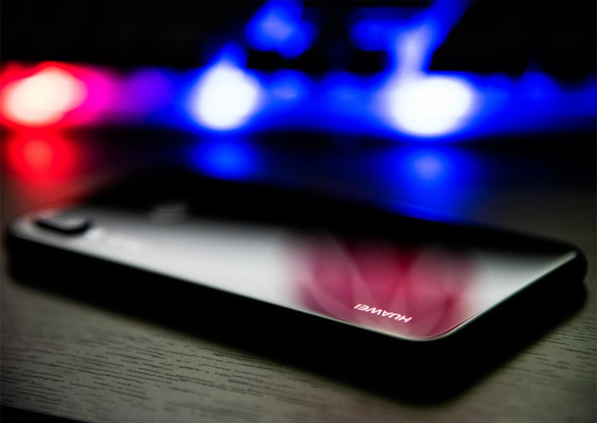 Smartphone da Huawei em cima da mesa (Imagem: farukgarib14/Pixabay)