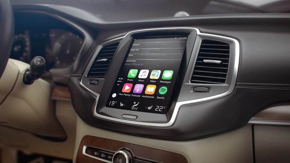 Painel de bordo de um Volvo com o sistema Apple CarPlay em destaque