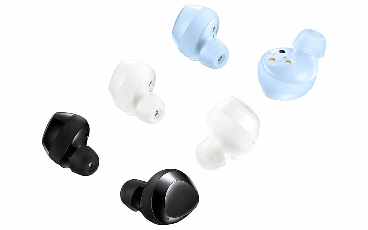 Imagem mostra três pares de fones galaxy buds, com formato semelhante a um feijão, os modelos preto, branco e azul possuem tecnologia de cancelamento de ruído.