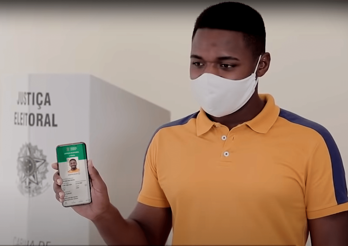 Homem demonstra e-Titulo