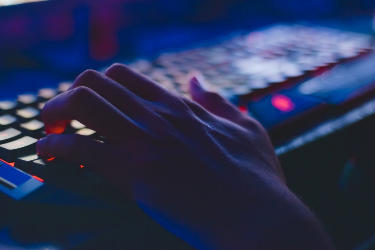Hacker digitando no teclado