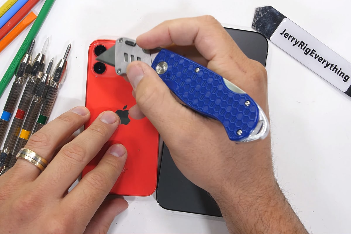 Tela do iPhone 12 é a mais resistente. Reprodução: Canal JerryRigsEverything