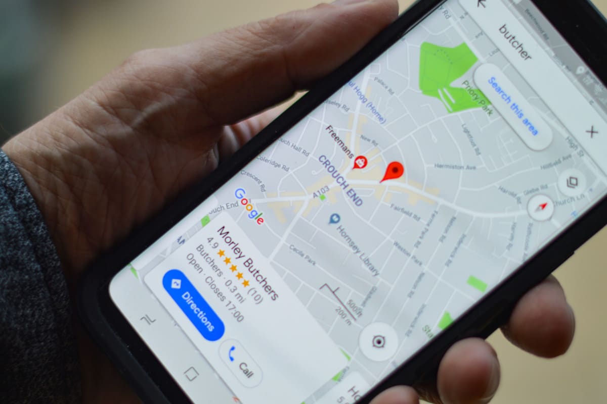 Smartphone com Google Maps para trânsito e metrô