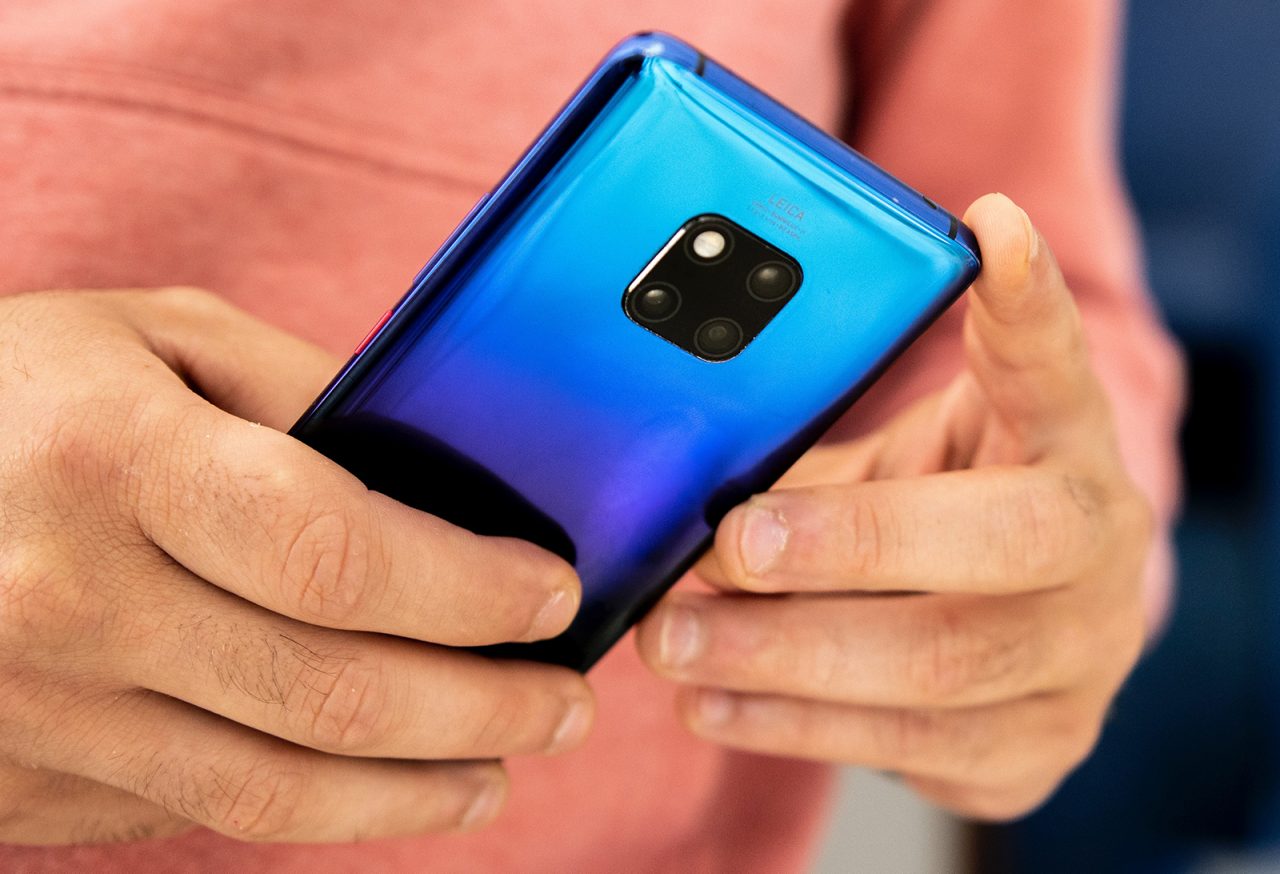 Mão segura smartphone Huawei