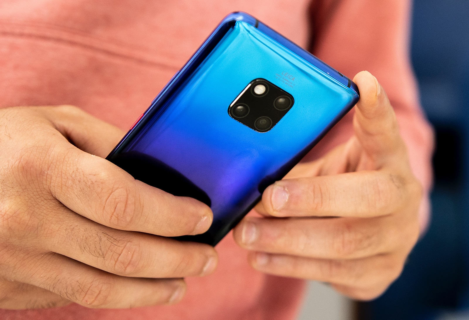 Mão segura smartphone Huawei