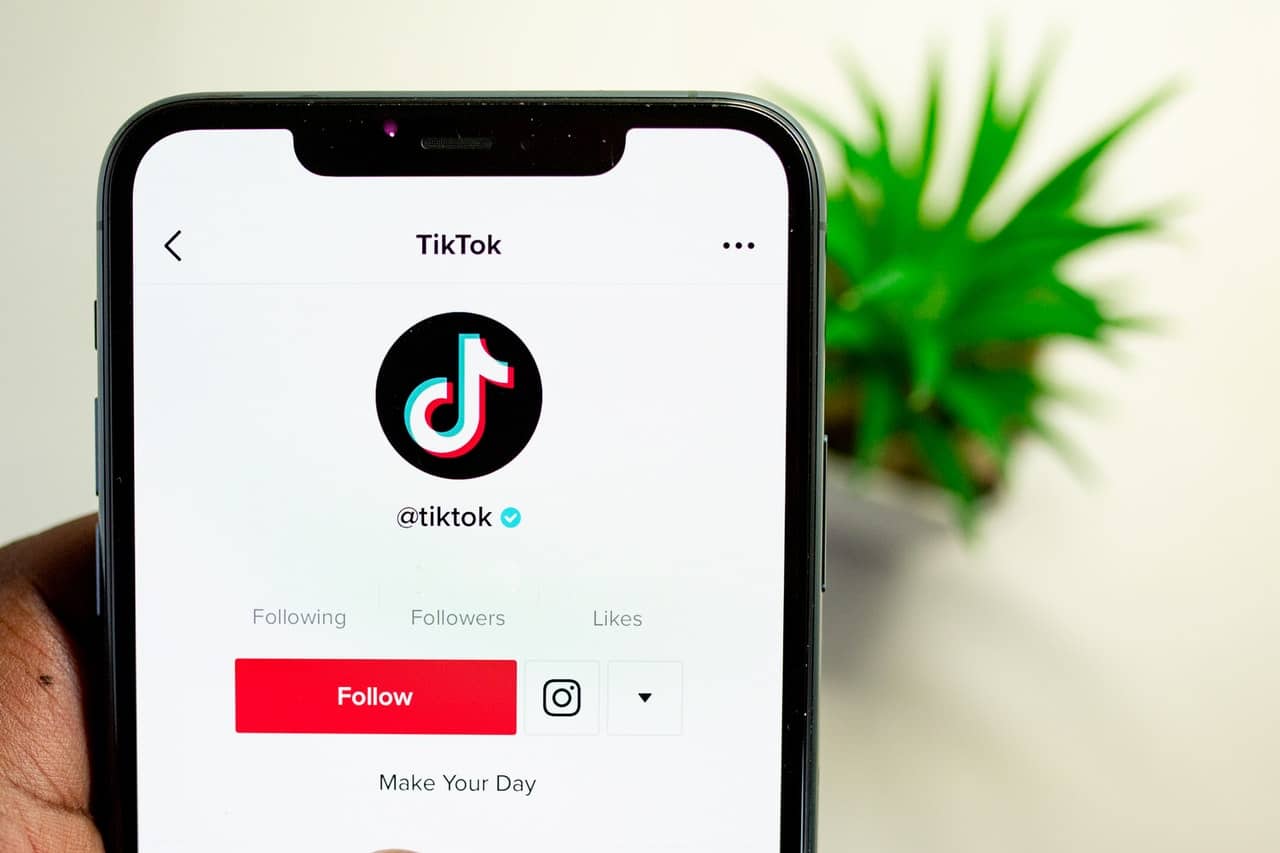 aplicativo TikTok na tela do celular