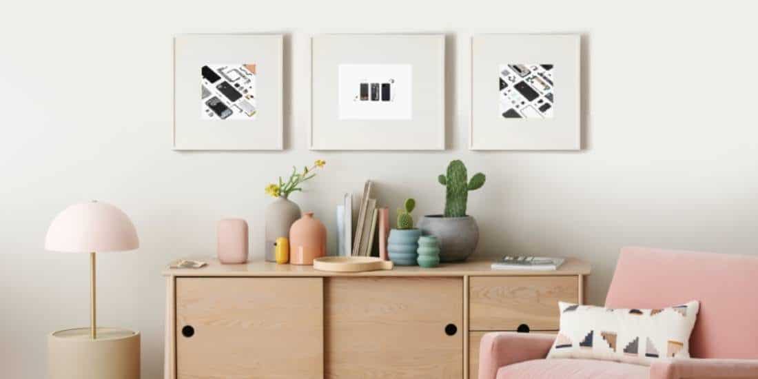 Reprodução de uma sala de estar onde estão pendurados na parede um conjunto de fotos emolduradas ou Google Pixel Quadros