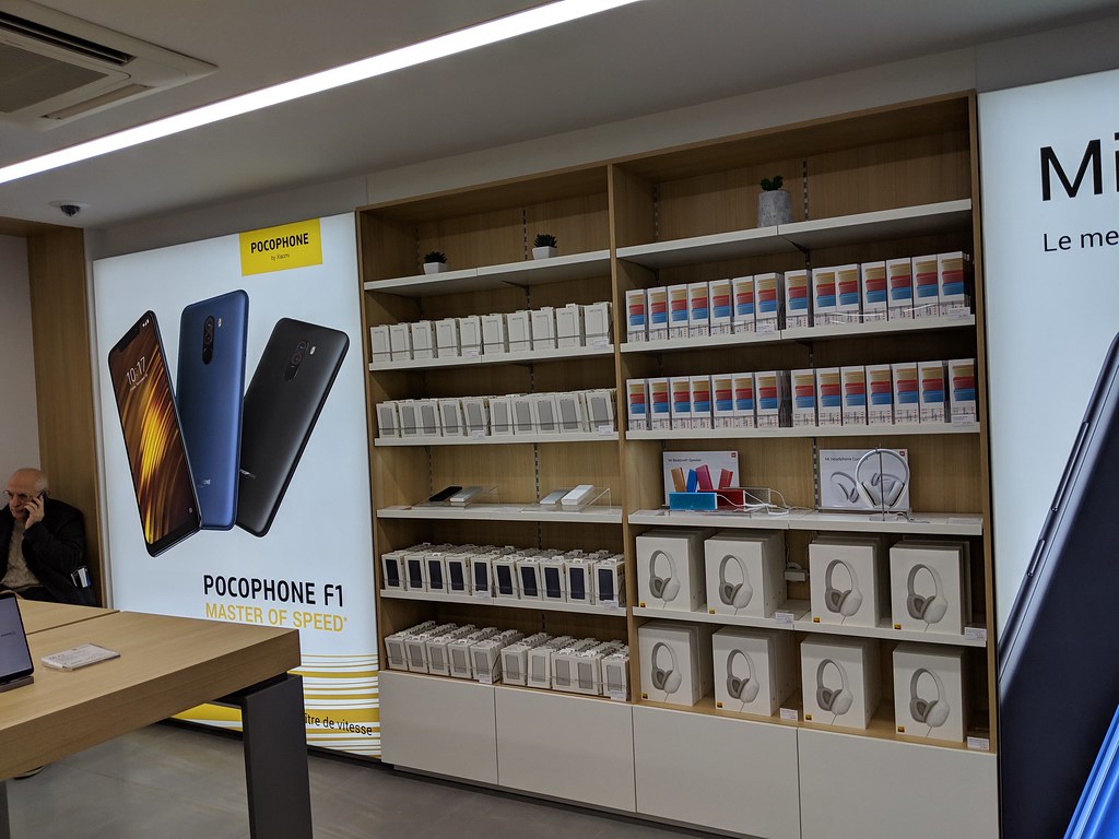 Loja mostrando smartphones da marca Poco. Foto: Les_Numériques