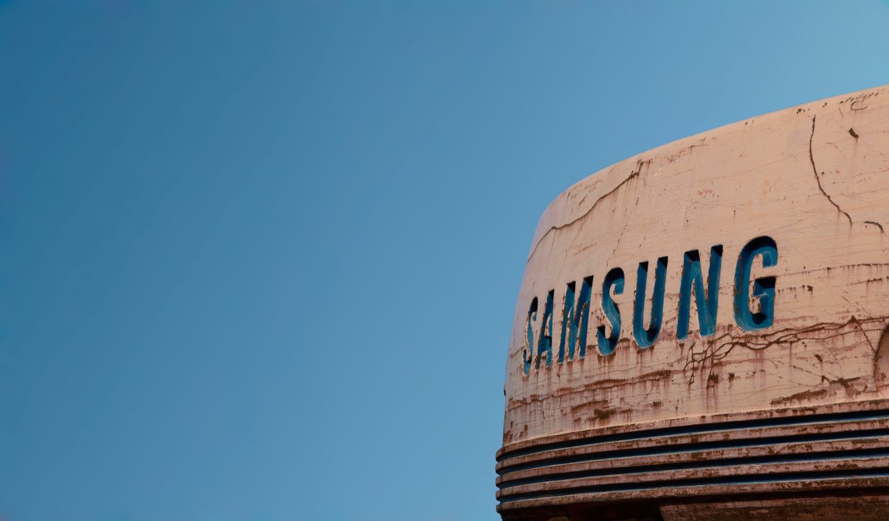 Topo de prédio escrito Samsung