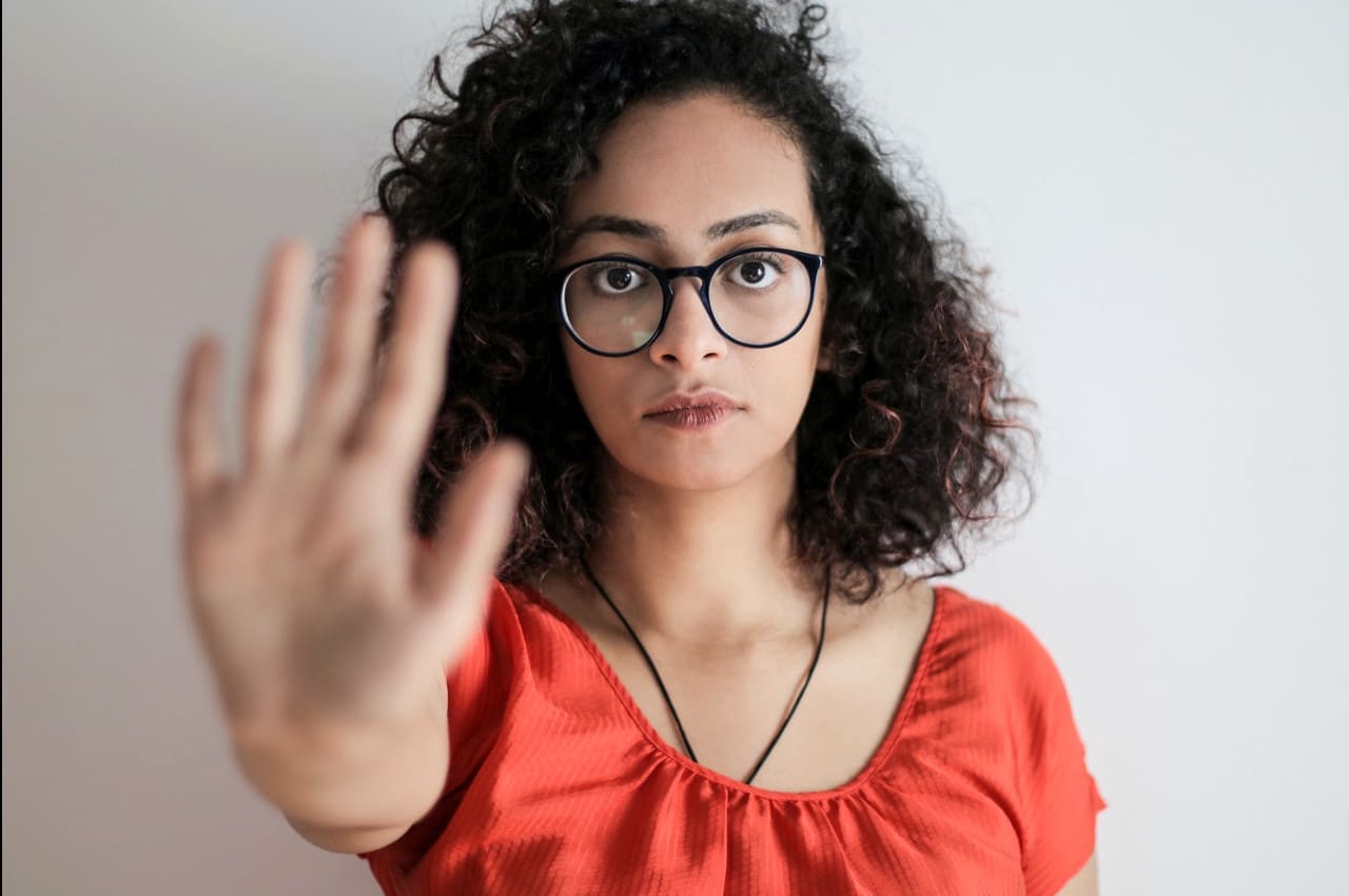 Mulher fazendo gesto pare