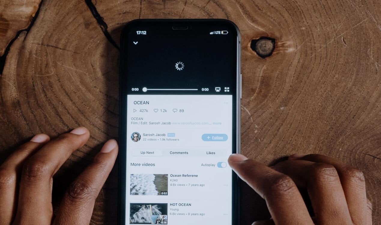 YouTube sendo exibido num smartphone