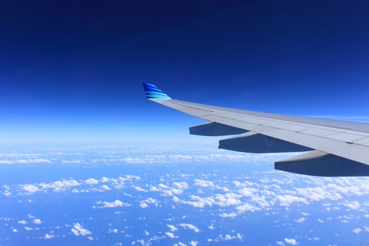 Asa do avião com o céu ao fundo
