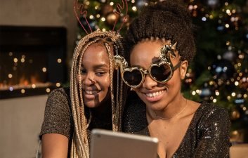 Para juntar a família no Natal, Amazon lança chamadas em grupo com a Alexa