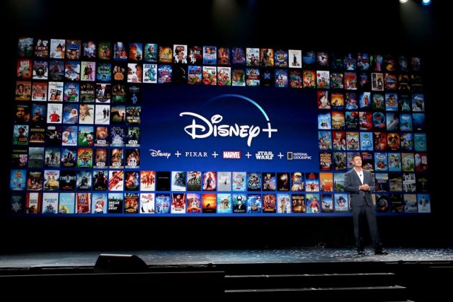 Imagem mostra palco da apresentação de investidores da Disney - empresa pretende lançar 100 títulos para o Disney+ em 2021, incluindo dez séries de Star Wars