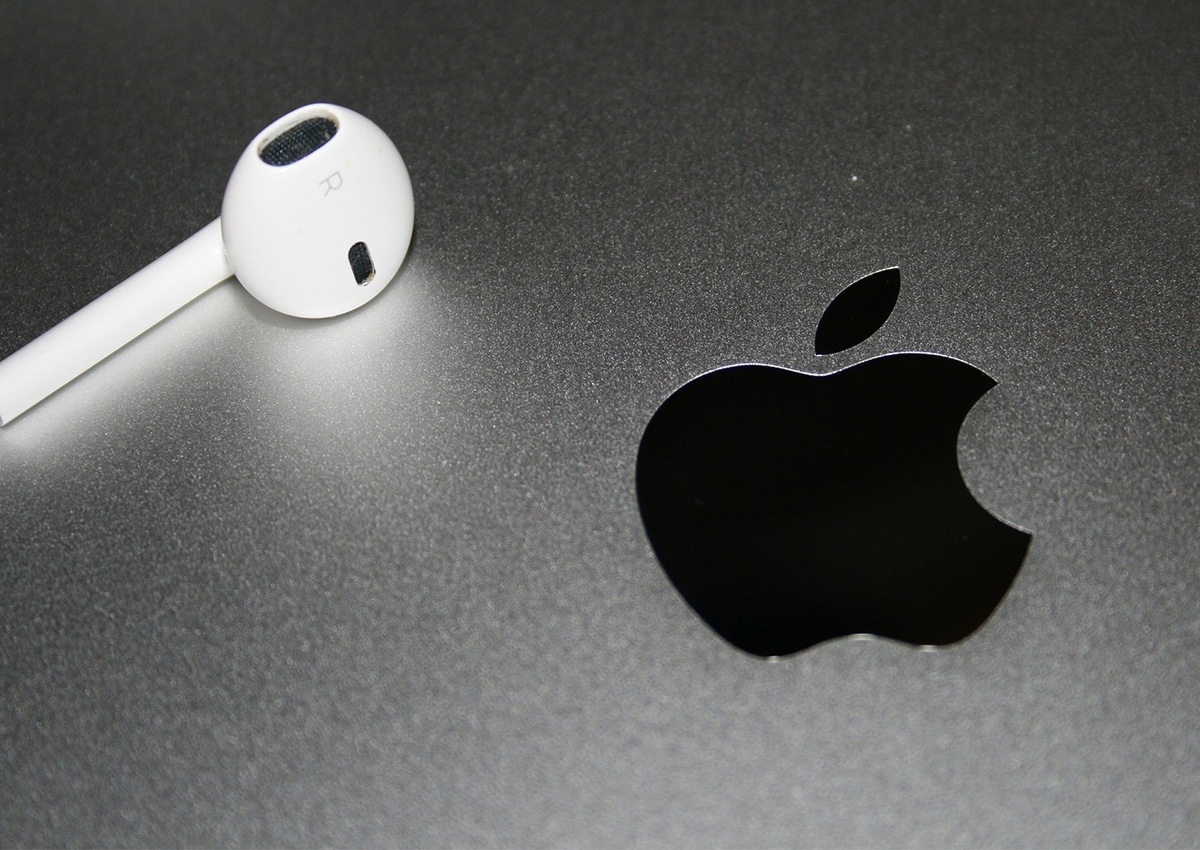 Fone de ouvido com o logo da Apple Music ao lado