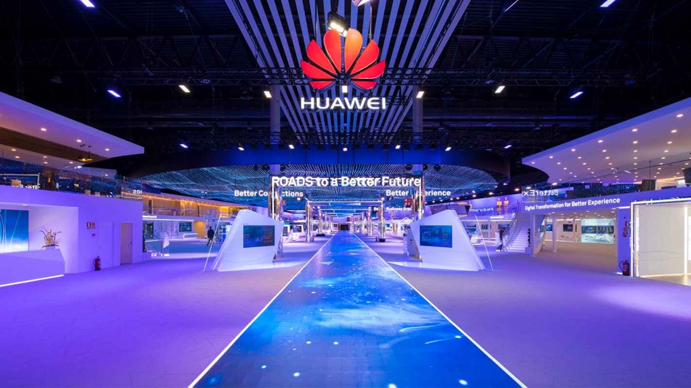 Huawei quase superou Samsung como maior fabricante do mercado americano de smartphones em 2020 - Samsung e Apple lideram mercado global. Imagem mostra o estande da Huawei em uma feira de tecnologia. Divulgação: Huawei