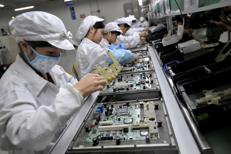 Apple ignora leis trabalhistas, na foto trabalhadores em uma linha de montagem da Foxconn, na China Crédito: Getty Images
