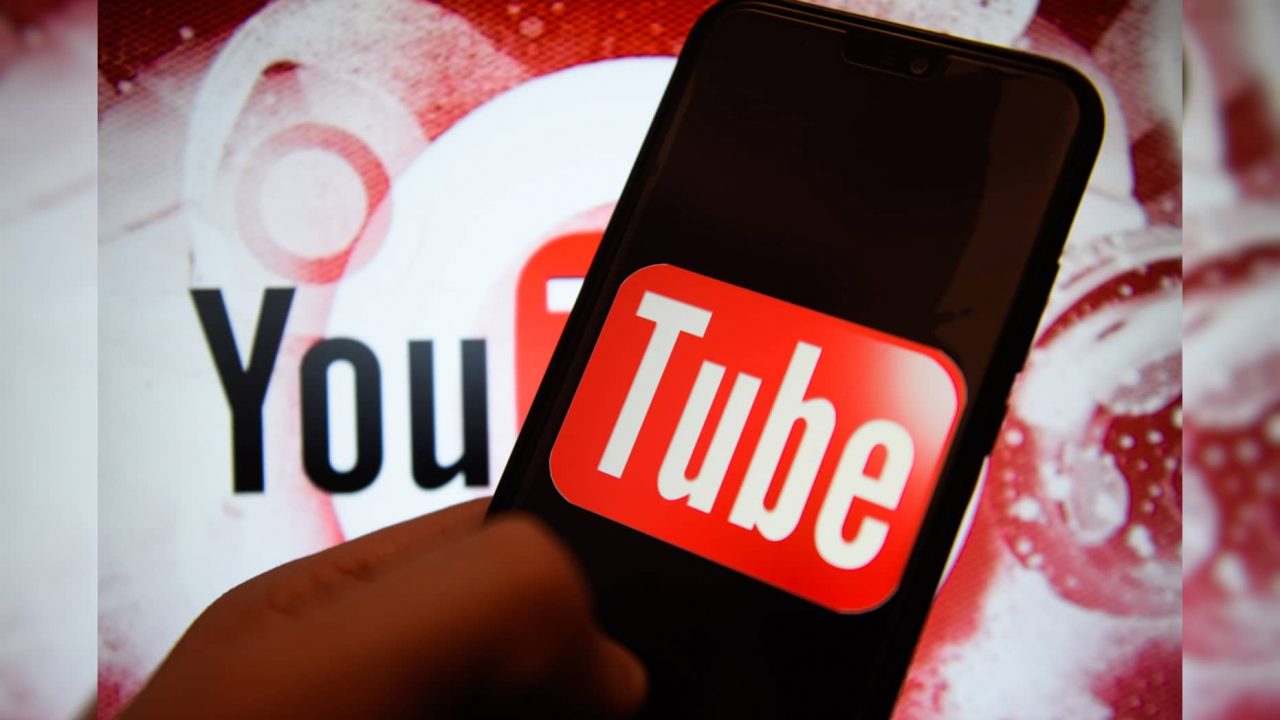 Logomarca do YouTube sobreposta em um dispositivo Android para aviso de comentários do YouTube (Foto Omar Marques / SOPA Images - via Getty Images)