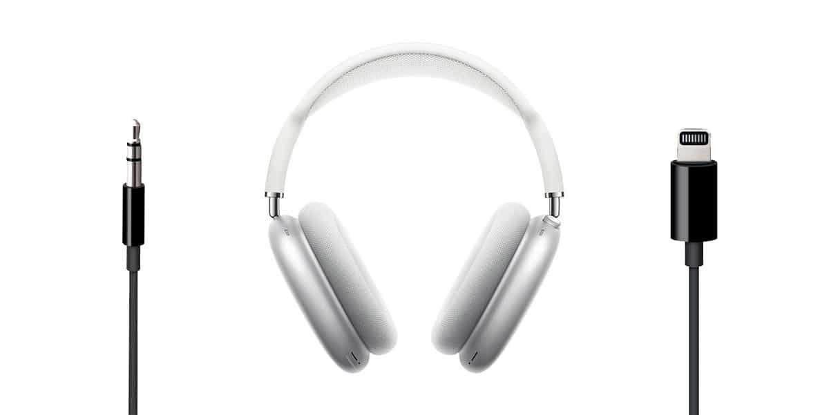 Imagem mostra os novos AirPods Max ao lado das pontas do cabo Apple Lightning 3,5mm