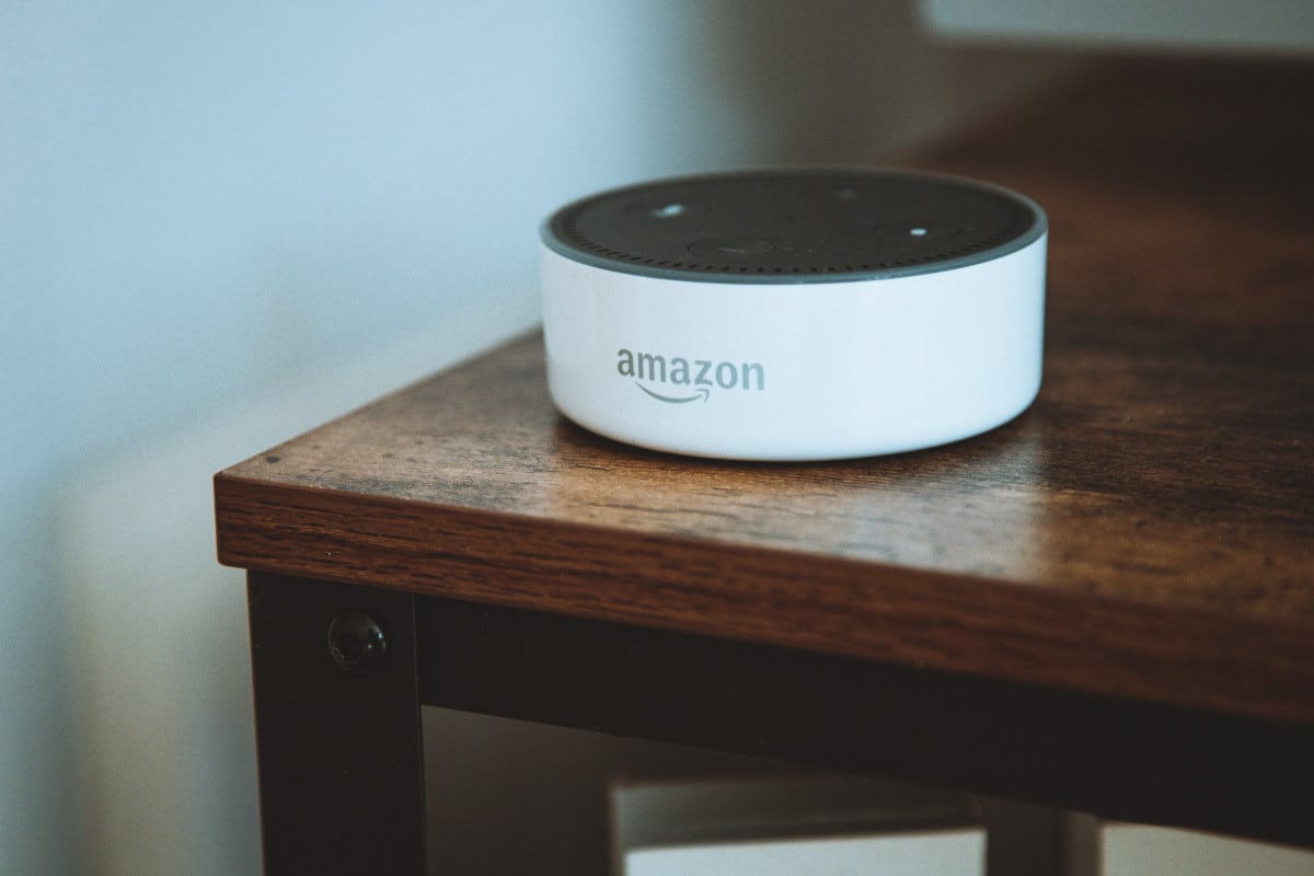 Imagem da Alexa que traduz conversas sobre mesa