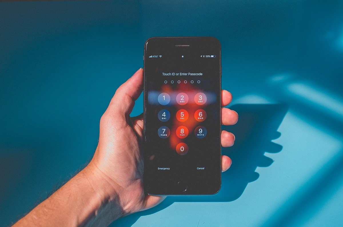 Usuário mostrando a tela de um iPhone travado