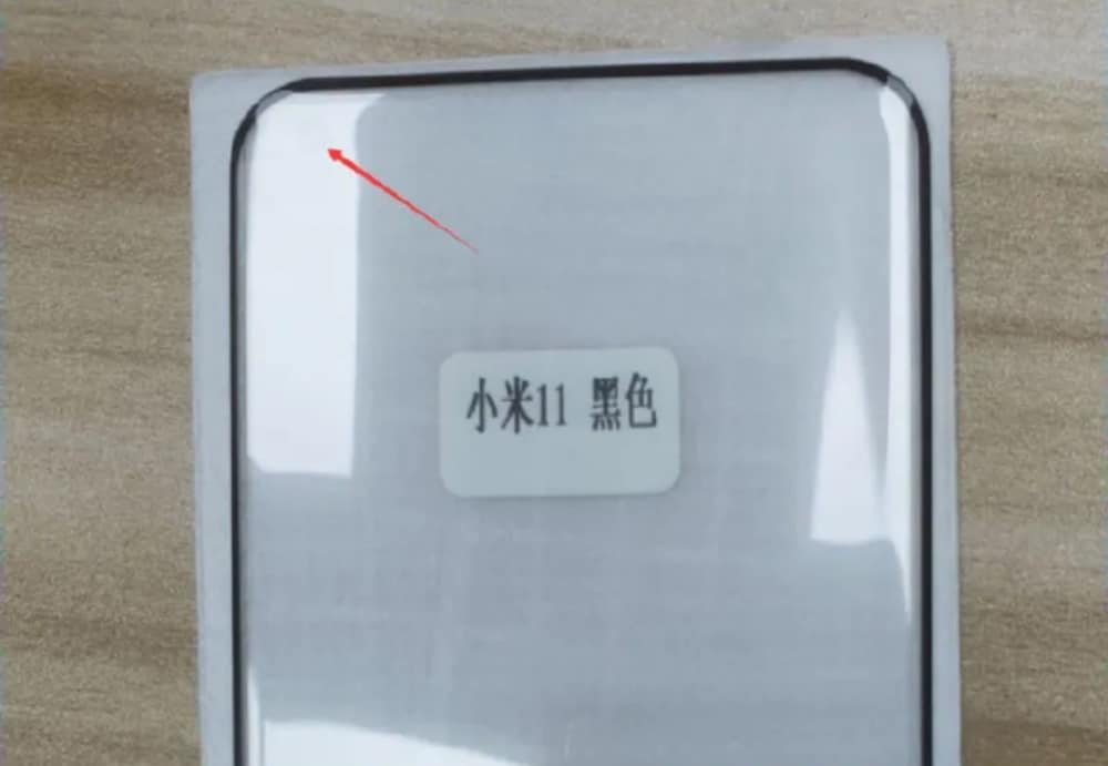Imagem vazada da capa de vidro do Xiaomi Mi 11 mostra que display terá furo para câmera de selfie e será curvo