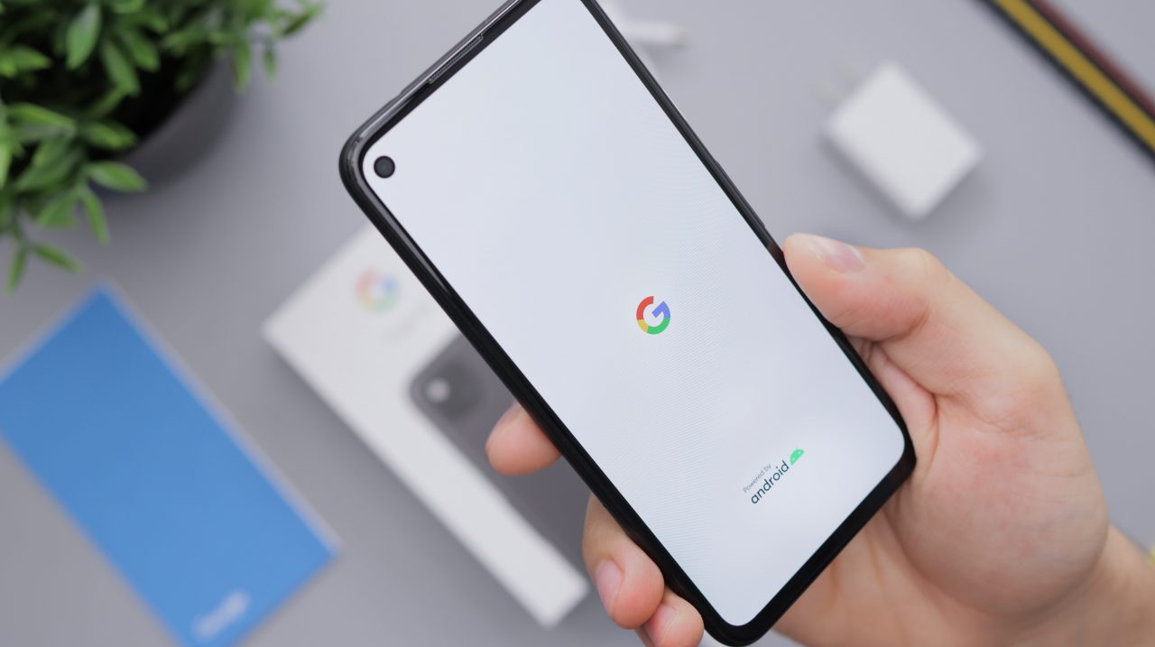 Int Google Discover testa interface sem cards