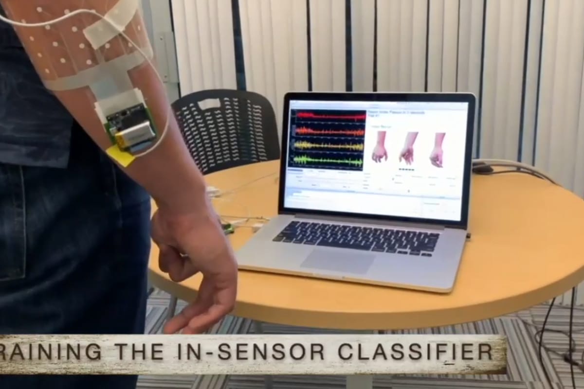 pesquisadores e usuários fazendo testes na braçadeira criada que detecta gestos