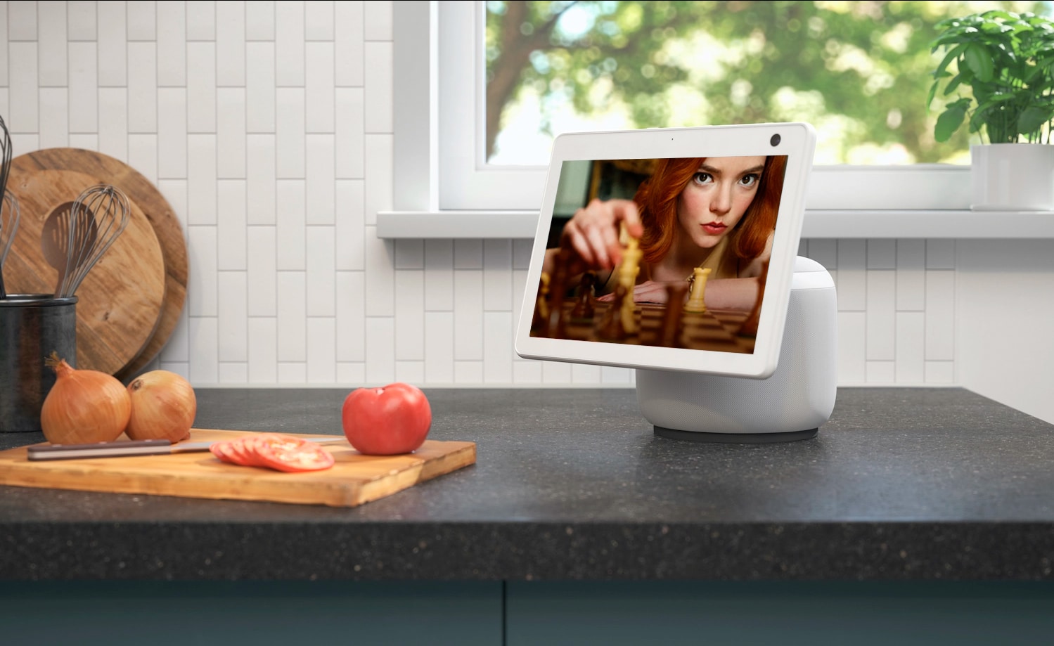 Amazon libera Netflix para dispositivos Echo Show 10 - agora é possível tocar filmes e séries por meio dos comandos de voz da Alexa - imagem mostra uma Echo Show 10 rodando uma série da netflix em uma bancada de cozinha