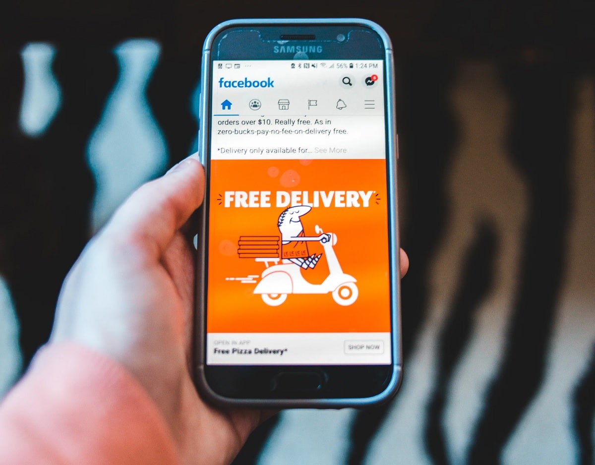 Tela de smartphone mostrando um anúncio genérico para aplicativo de delivery no Facebook