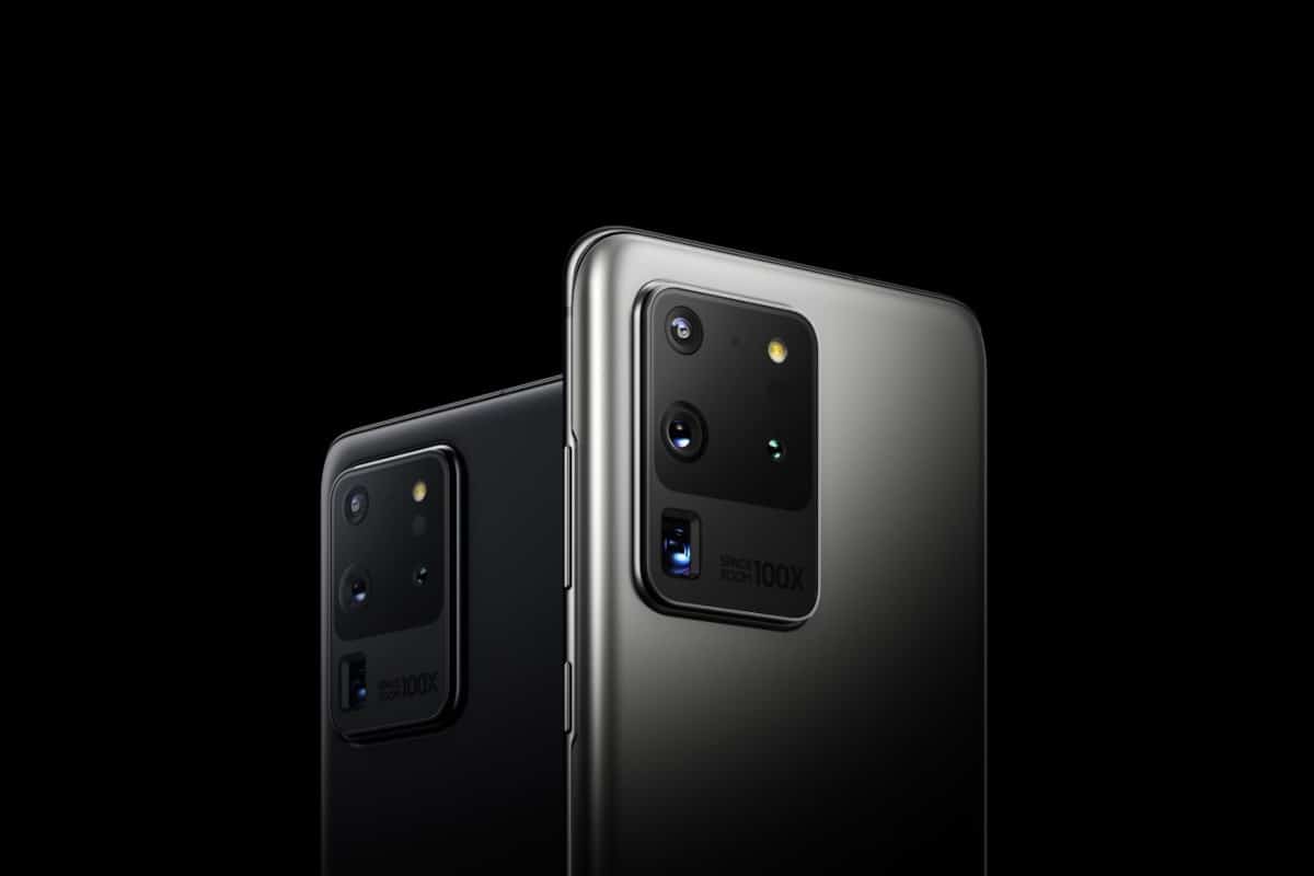 Imagem de dois celulares Galaxy S20, modelo anterior ao Galaxy S21 que começou pré-venda na Índia