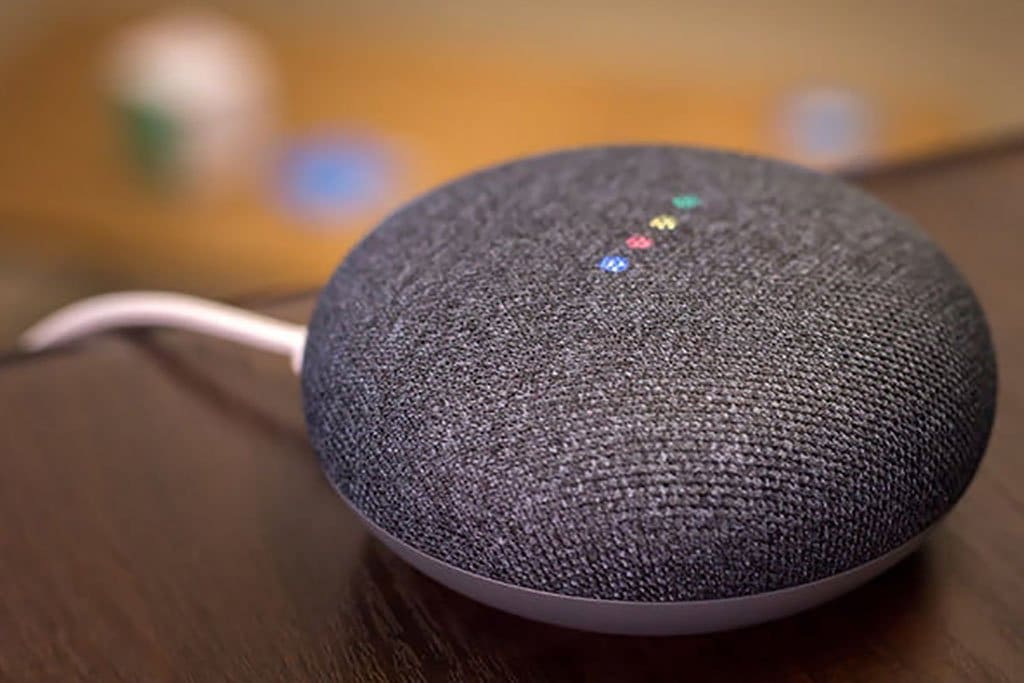 Aperelho Google Home Mini conectado exibe luzes com as cores do logo da empresa, gadget é compatível com Google Assistente que passará a unificar contas de apps como Calendário e Meets do usuário