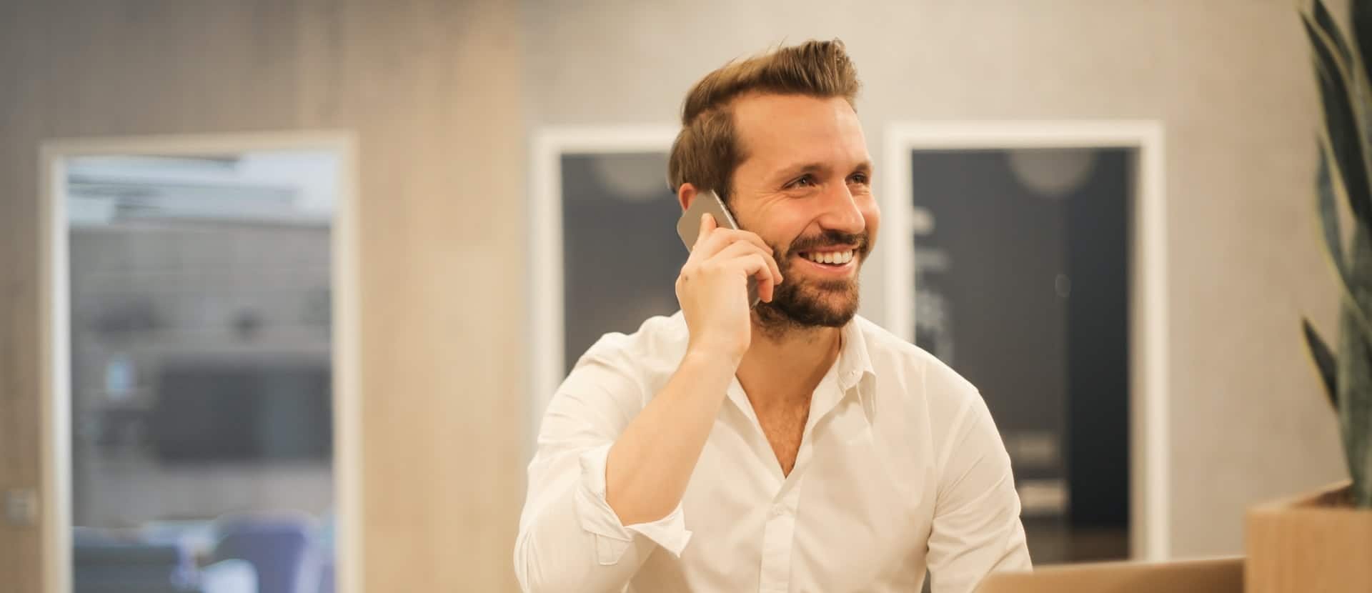 Homem falando ao telefone