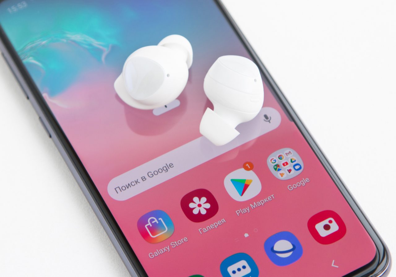 Fones de ouvido TWS sobre smartphone