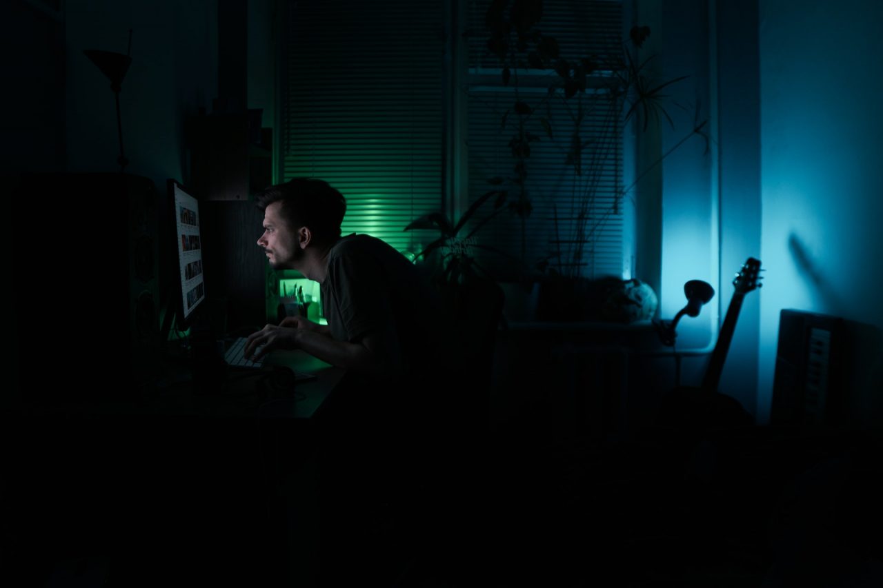 Jovem jogando sentado num computador