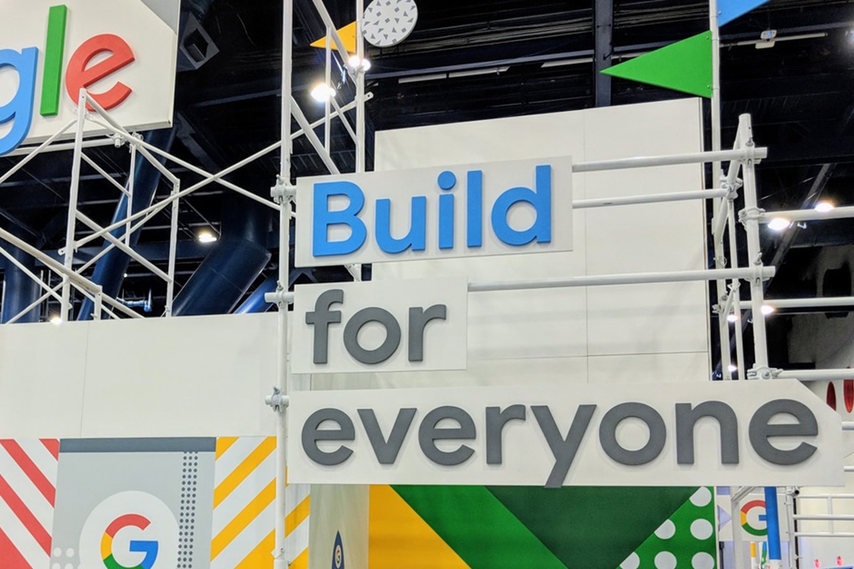 letreiro físico do Google remetendo a construído para todos