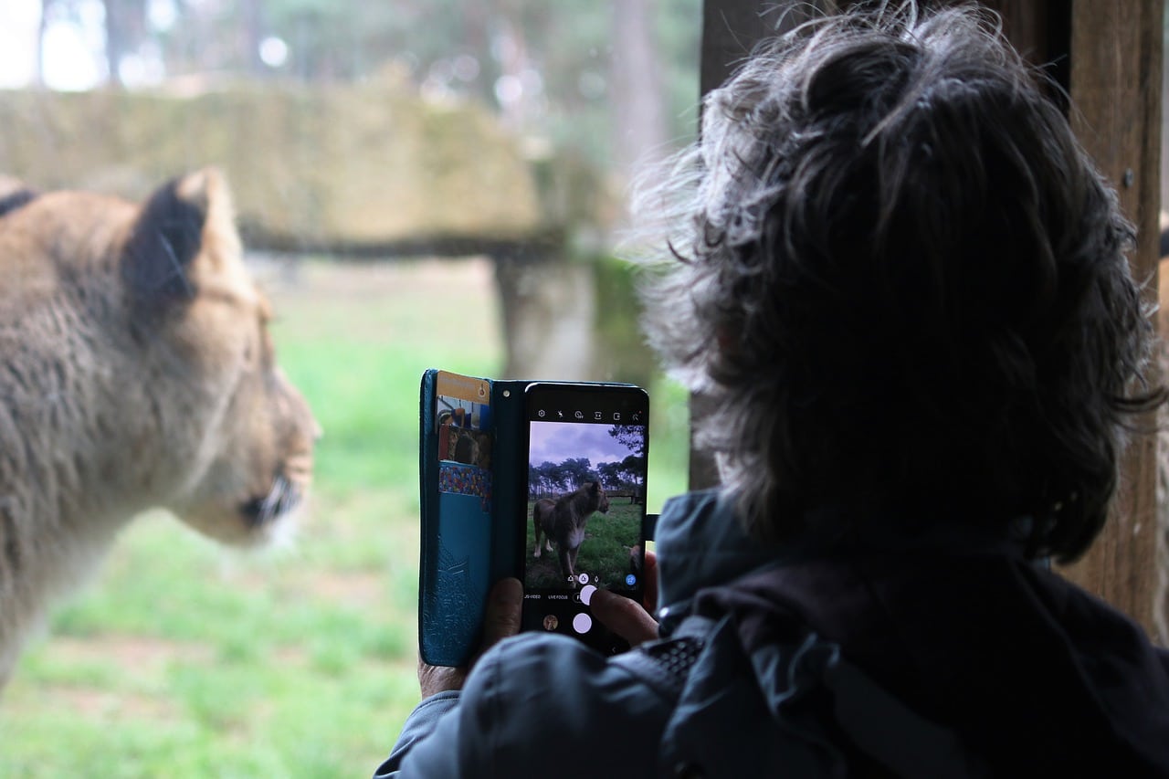 Homem tirando foto com câmera de celular