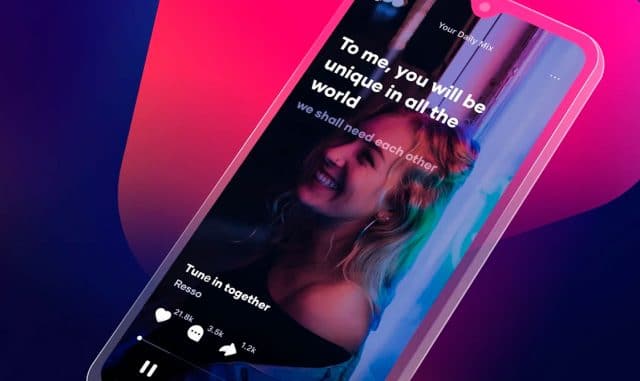 Celular tocando o player do app Resso, ao fundo da tela, a imagem de uma garota sobreposta pela letra da canção. Plataforma está entre os melhores apps de 2020